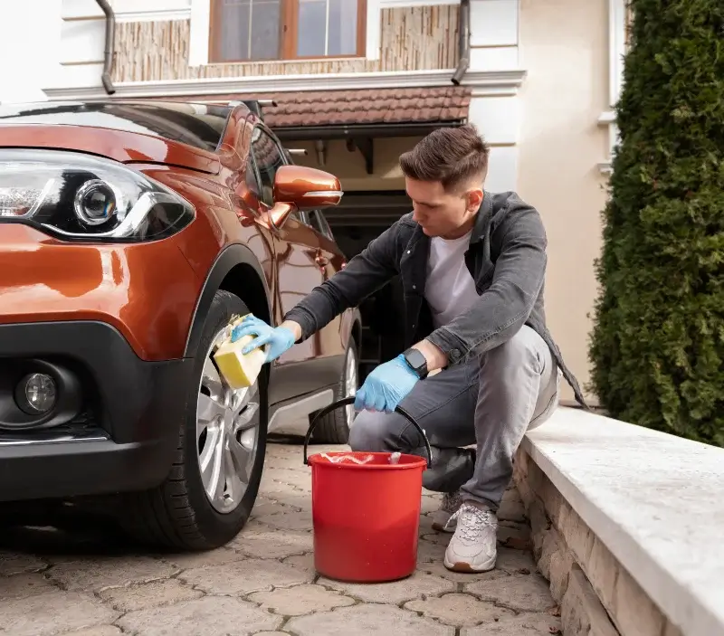 Lavage auto à domicile Parçay-Meslay : professionnel intervenant sur un véhicule